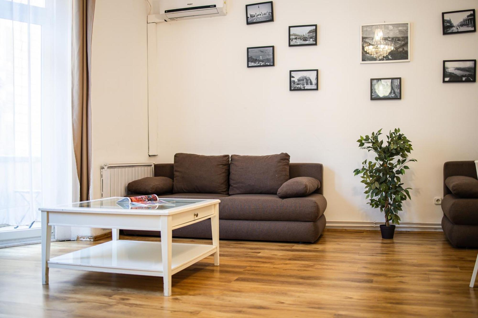 Real Apartments Lovag Budapeste Exterior foto