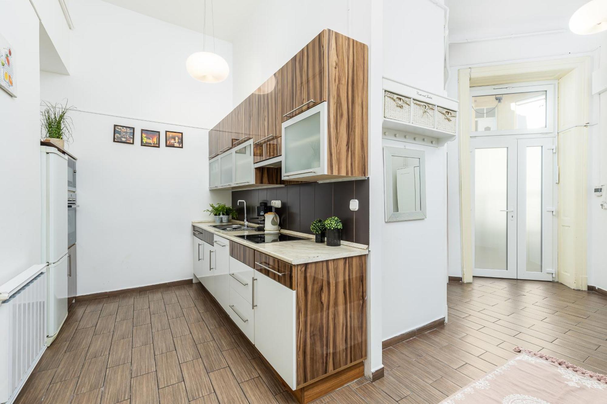 Real Apartments Lovag Budapeste Exterior foto