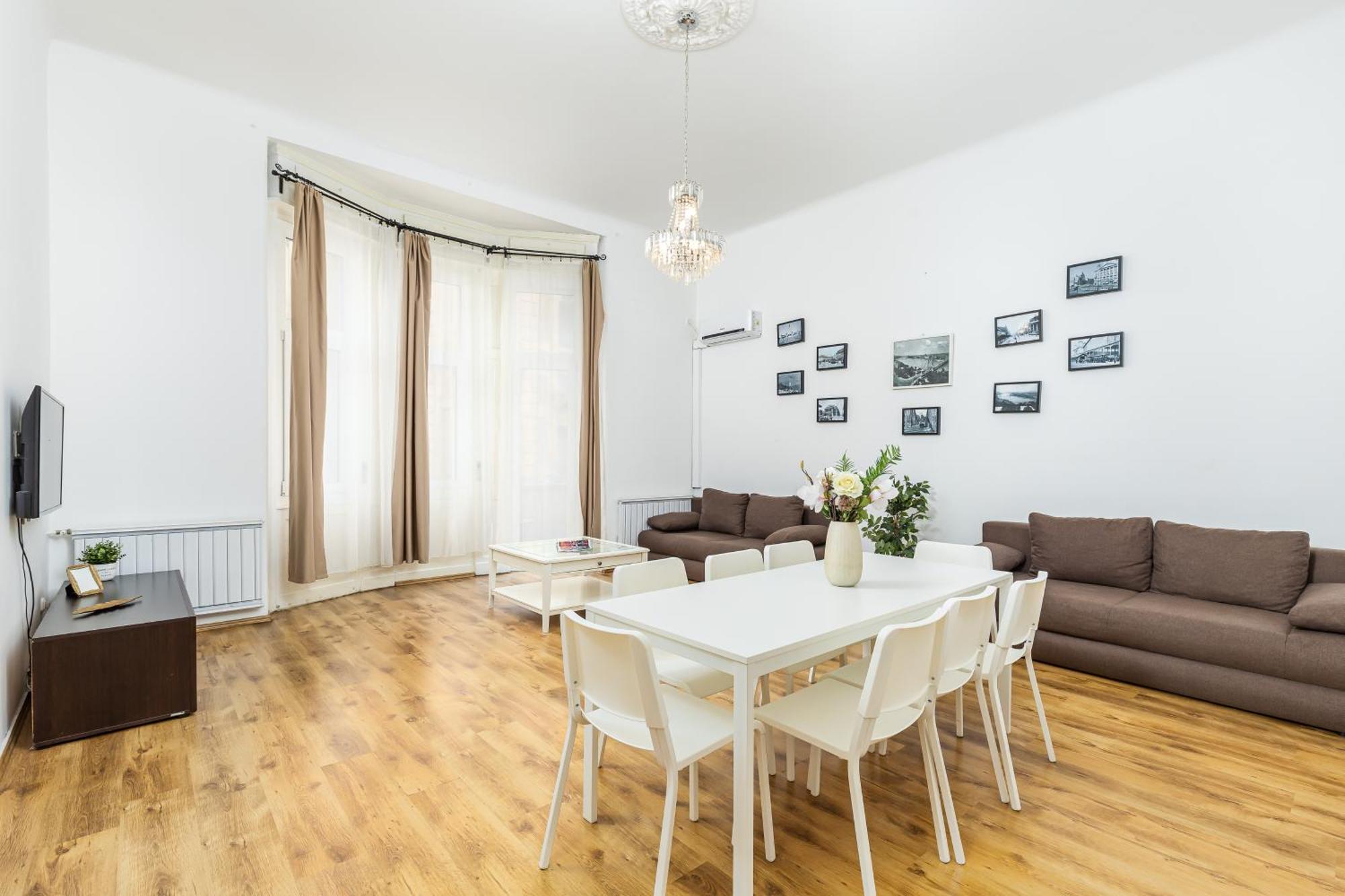 Real Apartments Lovag Budapeste Exterior foto