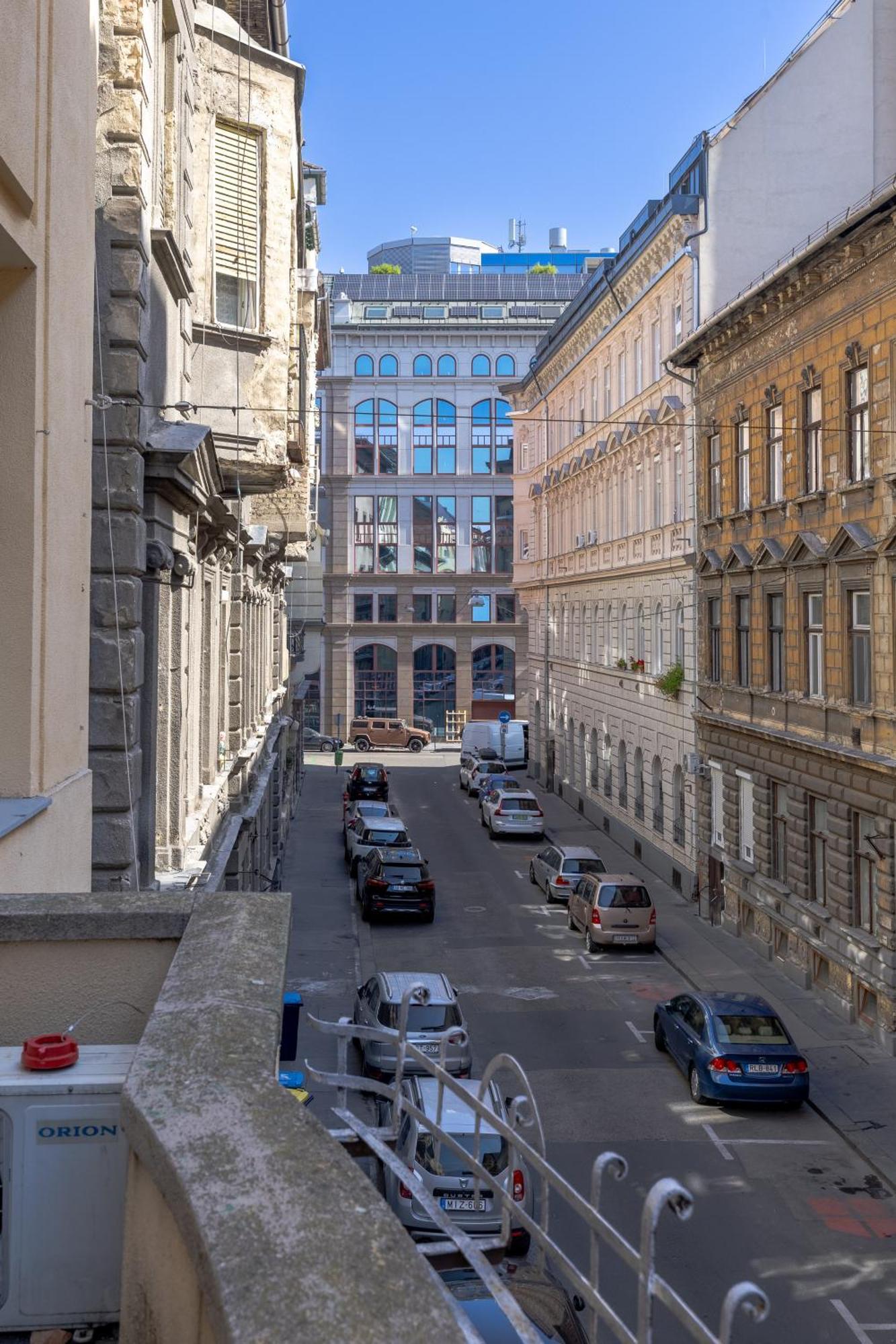 Real Apartments Lovag Budapeste Exterior foto