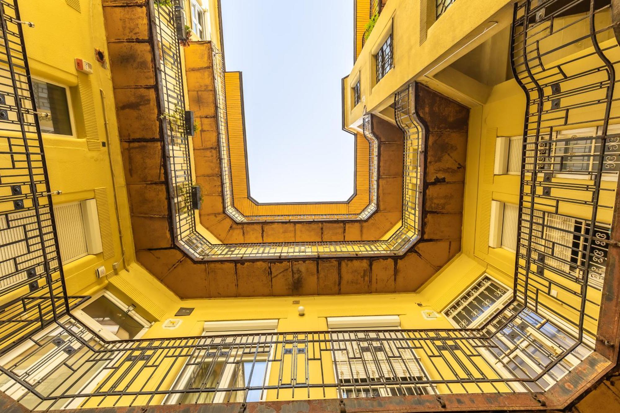 Real Apartments Lovag Budapeste Exterior foto