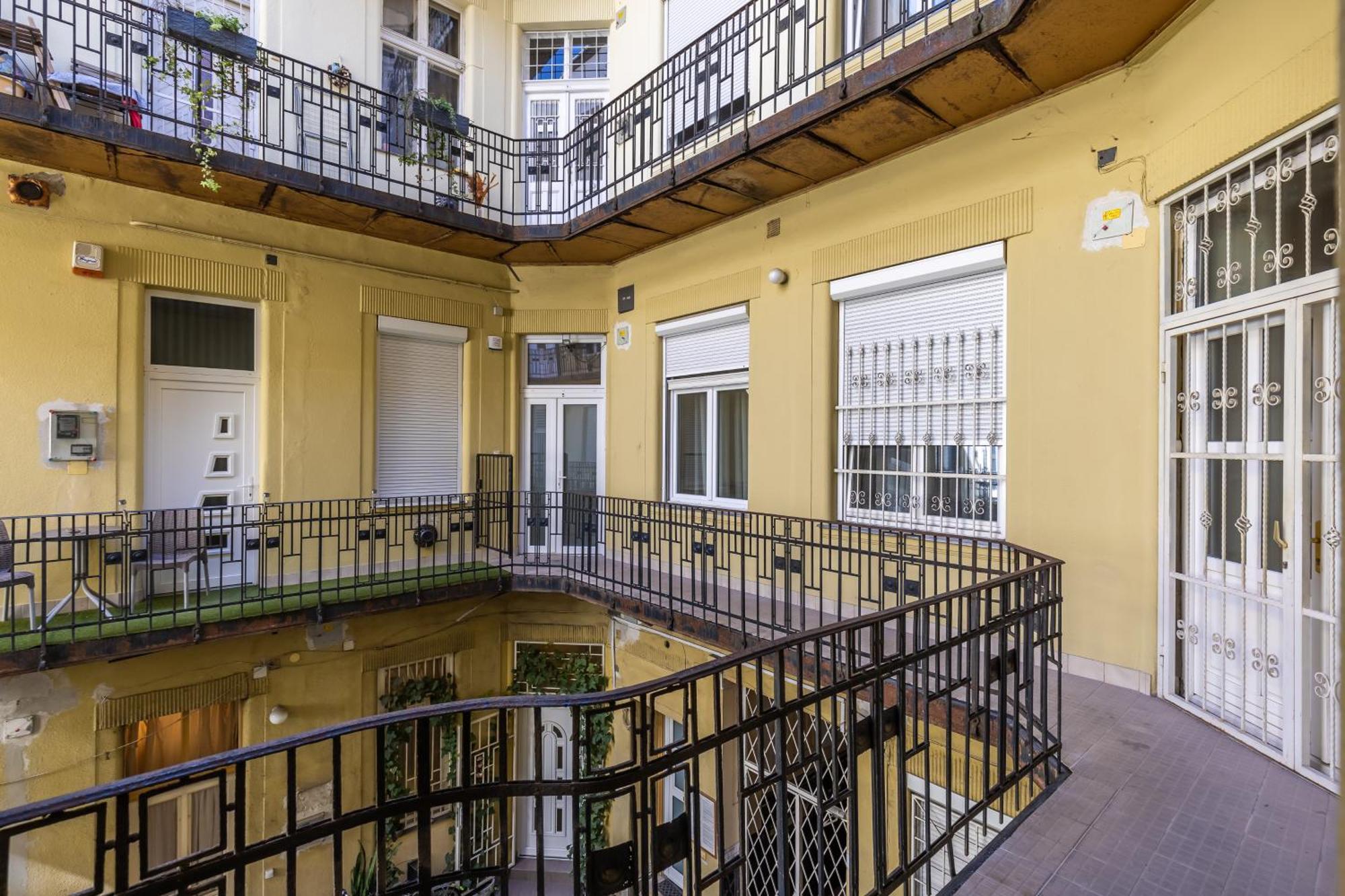 Real Apartments Lovag Budapeste Exterior foto