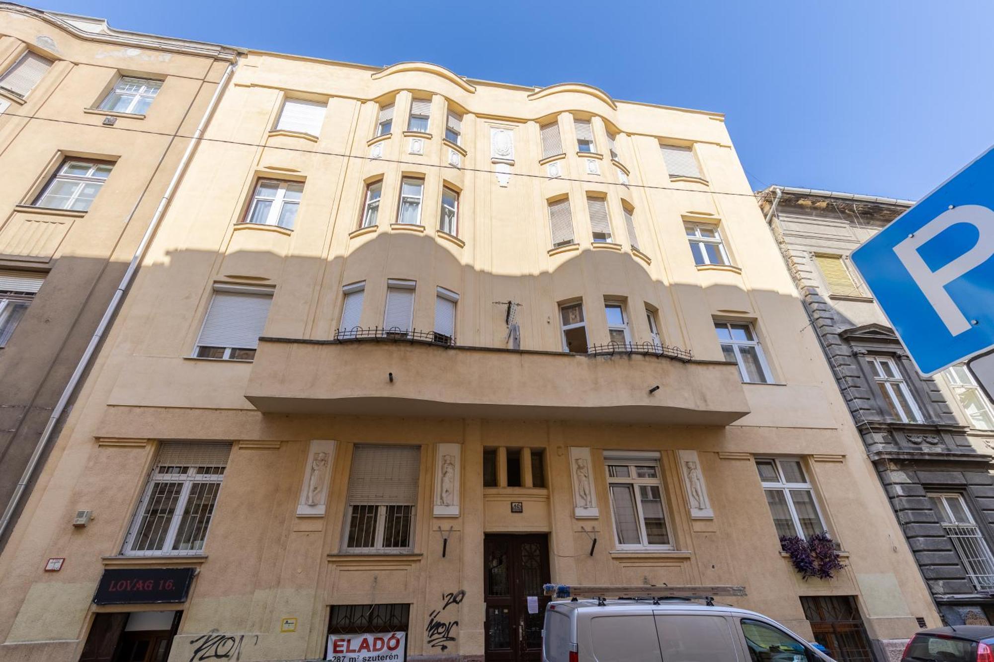 Real Apartments Lovag Budapeste Exterior foto